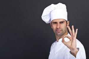 portriat del cocinero sobre fondo oscuro foto