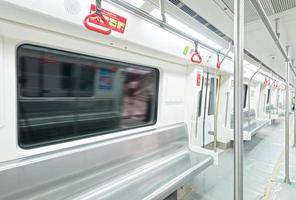 vista interior de un vagón del metro foto