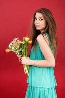 hermosa chica en un vestido de verano con tulipanes