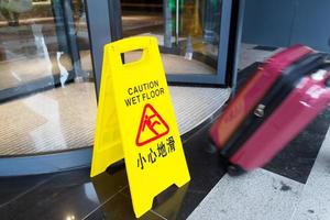 Muestra que muestra advertencia de precaución piso mojado foto