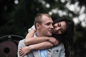 joven pareja europea abrazados en un banco del parque