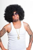 hip hop hombre negro retro afro cabello con camisa blanca. foto