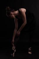 silueta bailarina de ballet en traje de baño negro en el estudio