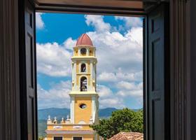 turismo en cuba: monasterio de trinidad en cielo azul nublado foto