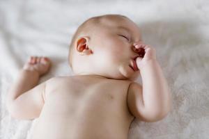bebé durmiendo y chupando el pulgar