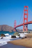 El puente Golden Gate con olas foto