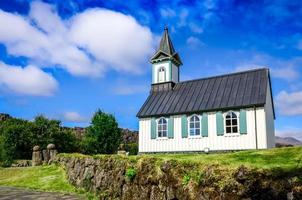pequeña iglesia antigua pingvallkirkja en thingvellir, islandia foto
