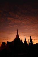 Silueta de Wat Phra Sri Sanphet, Tailandia foto