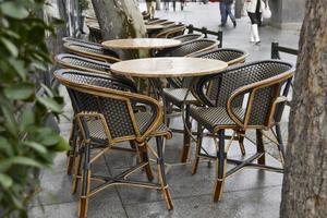 mesas vacías en un café clima lluvioso en febrero