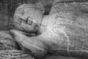 estatua de Buda en posición nirvana, cueva de sri lanka en pidurangala foto