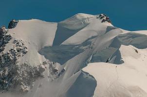 Escalador solitario en Mont Blanc, Europa foto