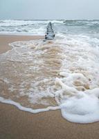 olas rompientes del mar báltico foto