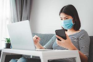 mujer trabajando desde casa foto