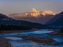 Vista de las montañas del Himalaya desde el río foto