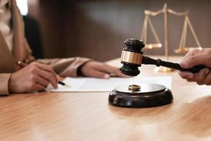 juez sosteniendo martillo decidir sobre procedimientos de divorcio foto