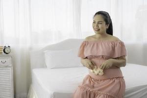 mujer embarazada asiática en vestido foto