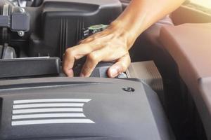 manos de mecánico trabajando en coche foto