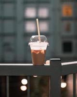 café helado en un balcón foto