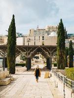 mujer joven caminando en el casco antiguo de Jerusalén foto