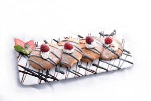 galletas de avena con llovizna de chocolate, frambuesa y fresa foto