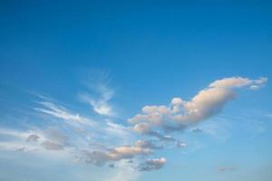 nubes en un cielo azul foto