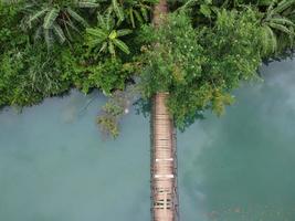 puente de madera sobre el agua foto