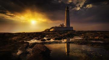 faro al atardecer foto