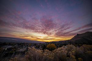 puesta de sol sobre la ciudad foto