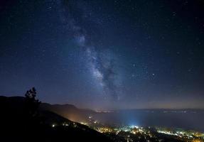 vía láctea con luces de la ciudad foto