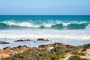 olas oceánicas durante el día foto