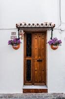 puerta de entrada de madera marrón foto