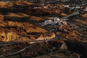 vista aérea del camino ventoso en otoño foto