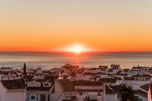 puesta de sol en pueblo costero foto