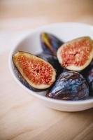 Sliced figs in bowl