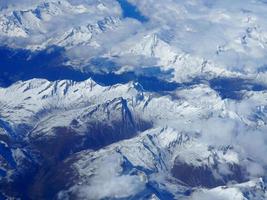 vista aérea de montañas nevadas foto