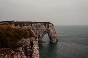 falaises d'etretat en francia foto