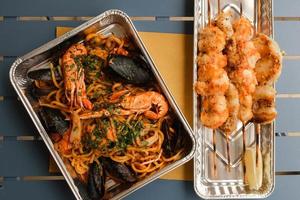 comida para llevar en envases de papel de aluminio foto