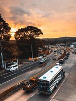 tráfico durante el amanecer foto