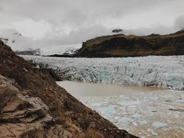 glaciar entre acantilados rocosos