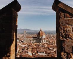 Palazzo Vecchio visto entre columnas de ladrillo foto