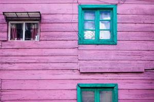 casa de madera púrpura foto