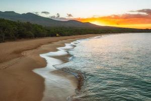 playa makena durante el atardecer foto