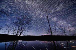 lapso de tiempo del lago roche en la noche foto