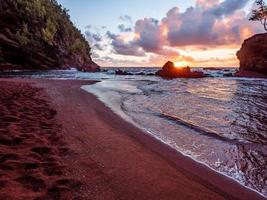 Playa Kaihalulu durante el atardecer foto