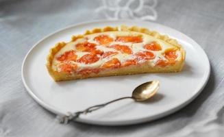 tarta con rodajas de fruta en plato de cerámica foto