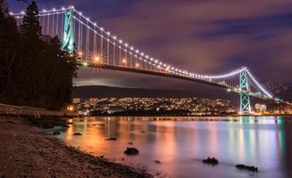 larga exposición del puente de la puerta de los leones foto