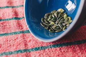 semillas de calabaza verde en un tazón foto