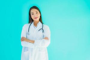 Retrato de una joven doctora asiática con estetoscopio foto