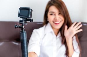 mujer creadora de contenido grabando video foto