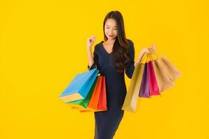 Retrato de una mujer asiática con bolsas de compras foto
